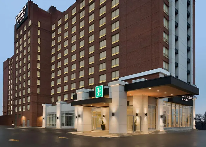 Hotel pres du College: Embassy Suites By Hilton Toronto Airport